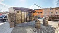 Občina išče novega najemnika za lokal  na mestni tržnici, kjer želi nadaljevati zgodbo trženja in promocije lokalnih pridelkov,  izdelkov in kulinarike.