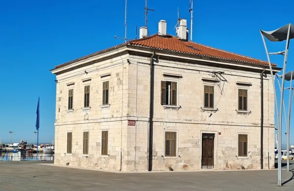 Odločitev, da bodo  v nekdanji  luški kapitaniji tudi v prihodnje 
zgolj pisarne, je dokončna.
