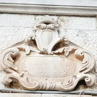 





Fasado  krasi grb družine Grimani z letnico 1713.