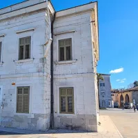 Stavbo luške kapitanije so zgradili iz klesancev belega istrskega kamna. 

