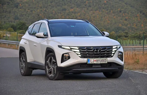 Hyundai tucson nove generacije bo na cesti brez dvoma opazen. Na sprednjem delu ima zanimivo oblikovano masko in postavitev žarometov.