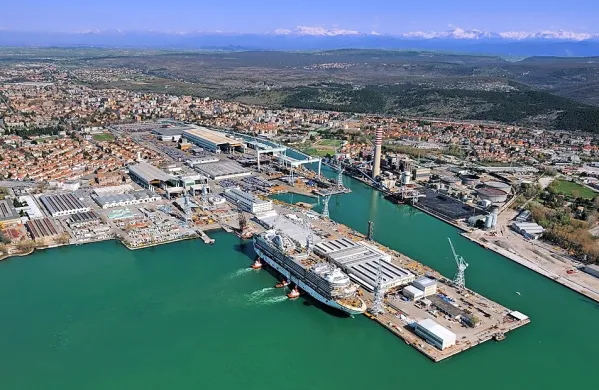 Se bo iz značilnega belo rdečega dimnika (na fotografiji desno) 
kmalu spet začelo kaditi?  