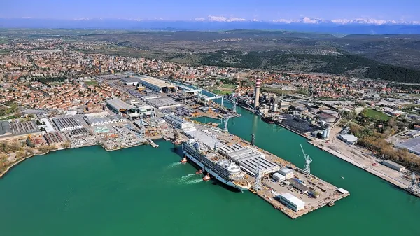 Se bo iz značilnega belo rdečega dimnika (na fotografiji desno) 
kmalu spet začelo kaditi?  