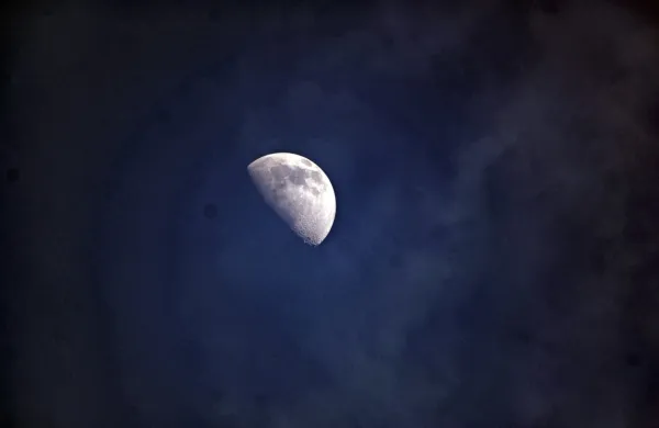 Danes ob 12.25 po srednjeevropskem času naj bi v Luno trčil tri 
tone težak del rakete, ki so ga znanstveniki spremljali že več let.