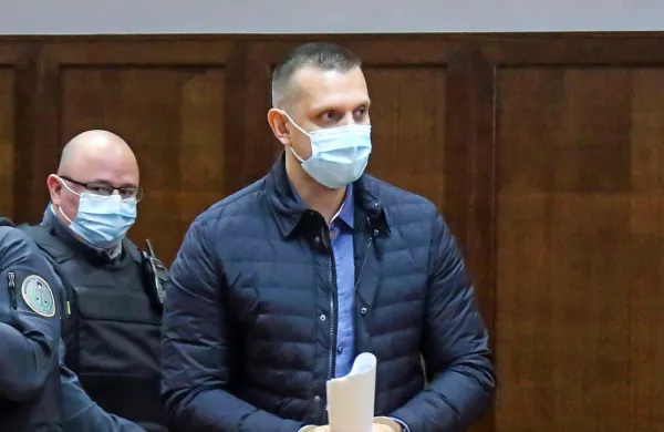 Klemen Kadivec  je  včeraj večkrat  izjavil, da se  še vedno  počuti  
slabo  in da  ne  more spremljati  sojenja,  nato  pa  se  je    zleknil  na  
klop.