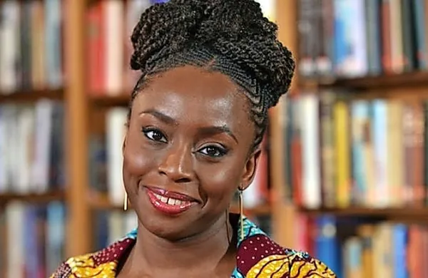 Chimamanda Ngozi Adichie (1977) je angažirana pisateljica in 
feministka.