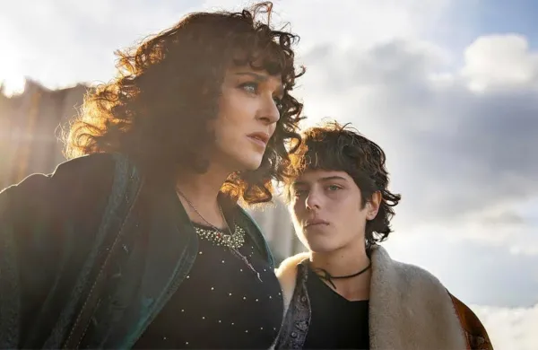 Mlada Giordana Marengo (desno) v vlogi najstnice Giordane in 
Valeria Golino v vlogi njene tete Vittorie.