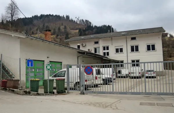 Komunala zaradi slabe likvidnosti še ne more brez kredita, a 
banka zaradi izboljšanega poslovanja ne zahteva več hipoteke nad 
njenimi nepremičninami.