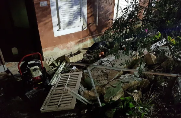       Plinski  udar  je  stanovanje  povsem  razdejal.