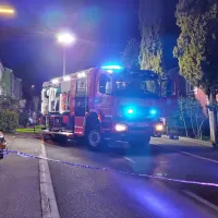  Sosednje stanovalce je policija evakuirala.  Gasilci so  z delom  
končali  okoli pol dveh  zjutraj.