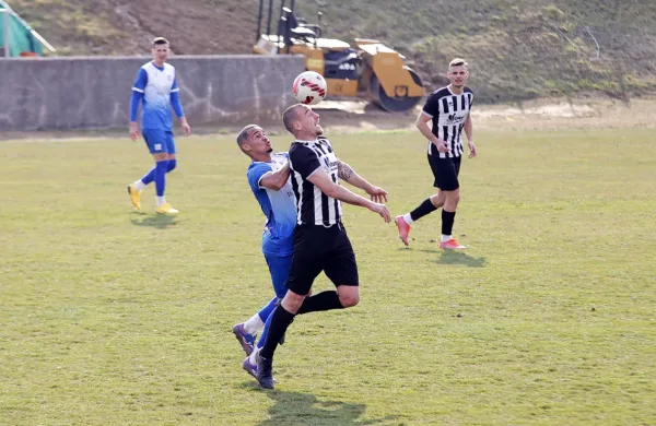 Kevin Humar (z žogo) se je uspešno vrnil v zvezno vrsto Biljencev. 