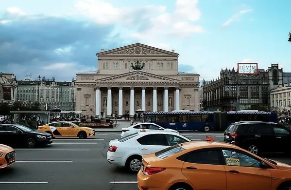 Glasbeni direktor in šef dirigent Bolšoj teatra (na fotografiji)  Tugan 
Sohiev je  napovedal svoj odstop s položaja v Moskvi in kot 
glasbeni direktor gledališča Theatre du Capitole v francoskem 
Toulousu.