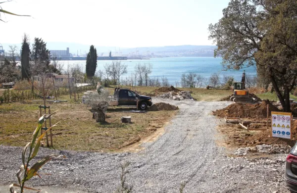 Delavci ravnajo zemljišče, na katerem sta še pred nekaj dnevi stali 
mobilni hišici Roka Cvetkova in Blaža Jasniča.  