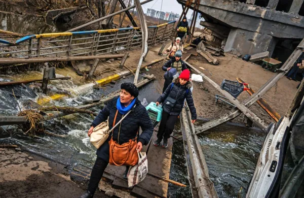 Ruske sile so  okrepile bombardiranje večjih ukrajinskih mest v 
središču države, severu in na jugu. Rusija je  napovedala prekinitev 
ognja ter odprtje humanitarnih koridorjev v Ukrajini za evakuacijo 
civilistov.