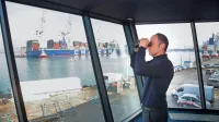 Nadzorniki iz novih prostorov lahko na lastne oči opazujejo dogajanje v pristanišču in celotnem zalivu.