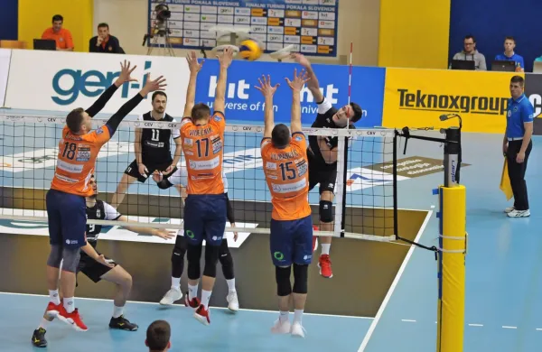 Blok ACH Volleyja v domačih dvoranah pričakovano uspešno 
zaustavlja napadalne poskuse tekmecev.