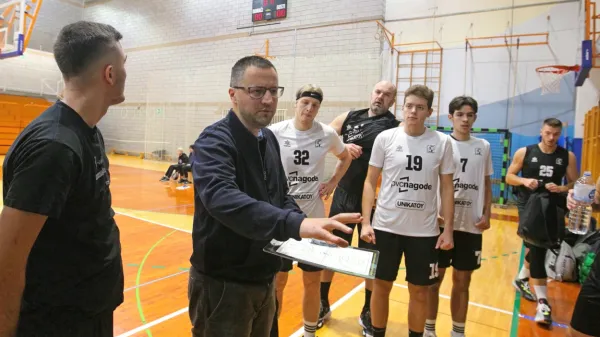 Trener Konstantin Subotić in  postojnski košarkarji so se v Celju 
veselili pomembne zmage.