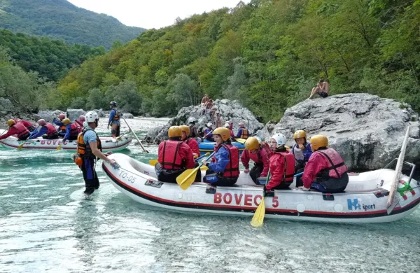 Kolone plovil na Soči niso skladne z vizijo trajnostnega in zelenega 
turizma. 