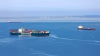 Na sidrišču v zadnjem času čaka tudi kakšna kontejnerska ladja.