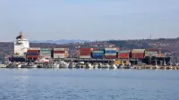 V Luko Koper plujejo kontejnerske ladje, ki lahko prevažajo 15.000 TEU kontejnerjev. Lani so v Luki pretovorili rekordnih 997.574 TEU.