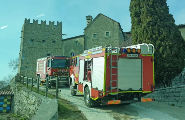 Dostop  do     strnjenega  dela  vasi  je  bil  včeraj  otežen,   med    potjo  so  morali gasilci  požagati  tudi  nekaj vej. 