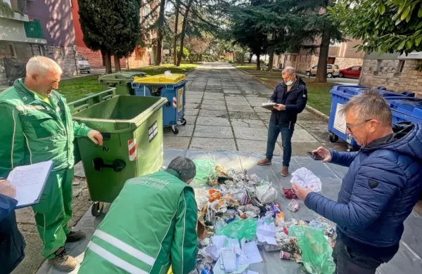 Na Ulici Prekomorskih brigad so inšpektorji pregledali vsebino 
zabojnikov. 