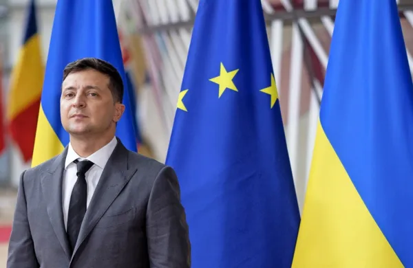 Ukrajinski predsednik Volodimir Zelenski je pripravljen na dialog 
z Rusijo glede statusa polotoka Krim in separatističnih regij 
Doneck in Lugansk na vzhodu Ukrajine, ne pristaja pa na 
kapitulacijo.