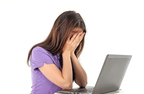 Glede na raziskave na ravni EU so ženske v primerjavi z moškimi 
nesorazmerno večkrat tarče nekaterih spletnih oblik nasilja.