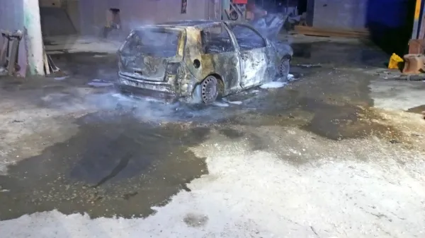 Zapuščeni neregistrirani avtomobil je v celoti zgorel. 