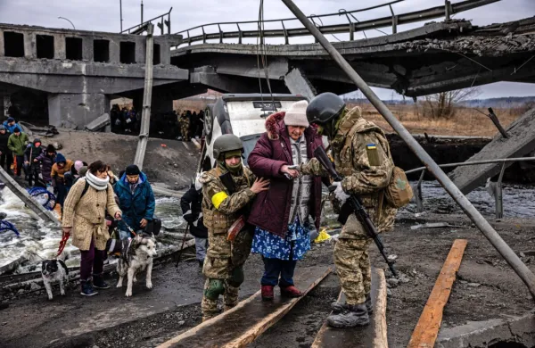 Danes naj bi  iz mesta Sumi odpeljal humanitarni konvoj s civilisti. 
Kijev je zahteval tudi vzpostavitev humanitarnih koridorjev za 
evakuacijo civilistov iz Kijeva, Mariupola in Volnovahe.