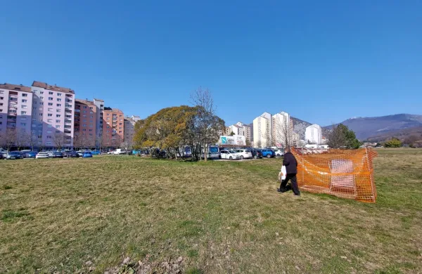 Odvodnik v Sočo bo povečal poplavno varnost in  omogočil 
gradnjo na več zemljiščih po mestu, tudi na travniku med 
Kidričevo in Ulico Gradnikove brigade. 