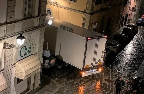 Voznik  tovornjaka je  med vzvratno  vožnjo  po ozki  ulici  poškodoval  
približno  30  vozil, nato  pa  je  v zavetju  noči  pobegnil, a so  ga 
policisti   po posnetkih  kamer   izsledili. 