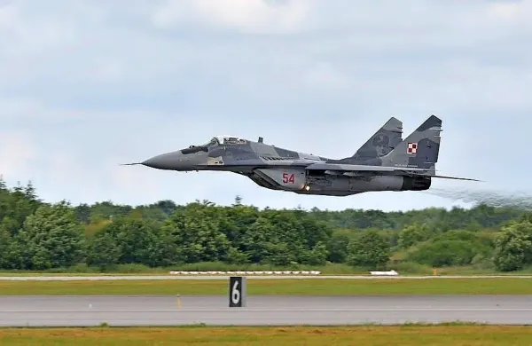 Kremelj je danes posvaril, da lahko poljska ponudba vojaških letal 
mig-29 za Ukrajino vodi v nevaren scenarij. Fotografija je simbolična.