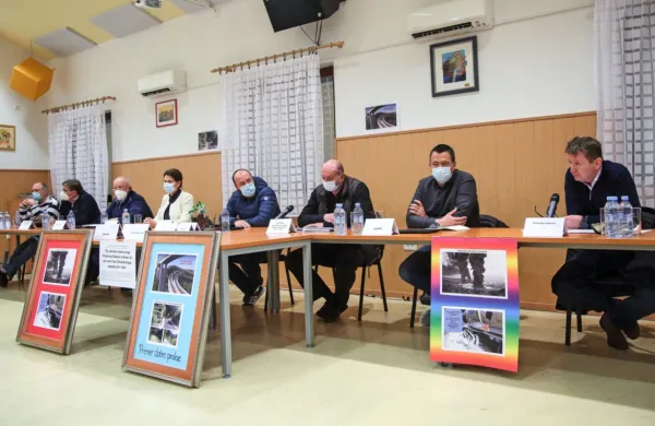 Na javni tribuni ponovni pozivi k čimprej&scaron;nji ukinitvi železni&scaron;ke proge Pre&scaron;nica-Dekani
