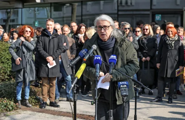 Protesti pomembnega dela novinarjev RTVS  (na fotografiji), ki 
nasprotujejo sedanjemu vodstvu in se po mnenju ZNP 