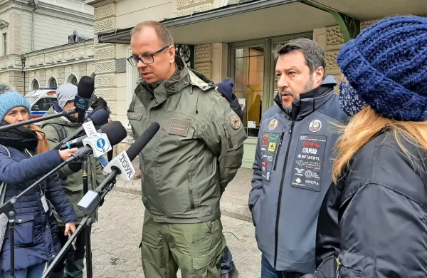 Trenutek preden je župan izpod jakne potegnil majico s podobo 
Putina, kot jo je včasih ponosno nosil Matteo Salvini. 