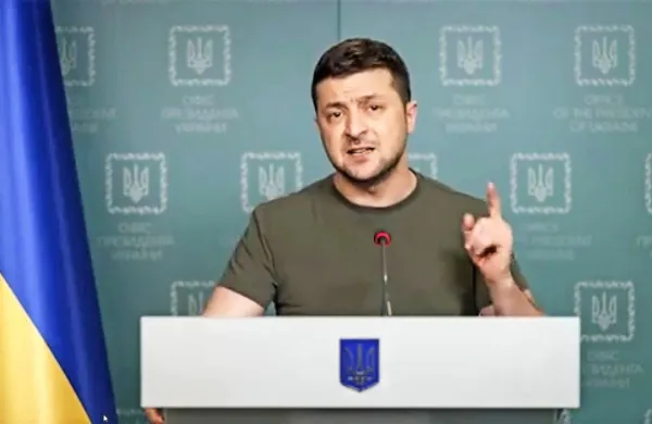 Volodimir Zelenski v podobi, kakršne je svet vajen zadnje tri 
tedne. 