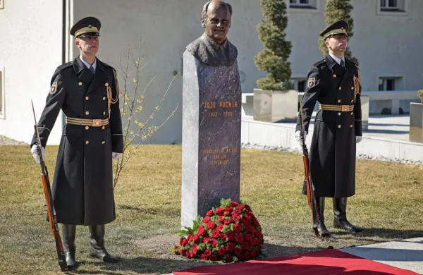 Na Brdu pri Kranju so danes odkrili kip Jožeta Pučnika