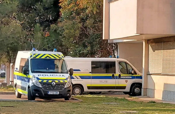   Policisti  so  v   ponedeljek  popoldne  na  sodišče  pripeljali    osumljena,  
44-letno  žensko  in 22-letnega  moškega,    nato  pa   vsakega še  v  svoj  
pripor.  