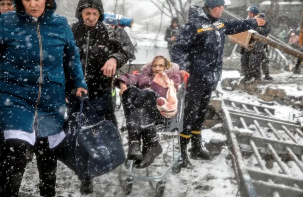 Civilisti bežijo z območij, ki so jih spopadi močno prizadeli. 