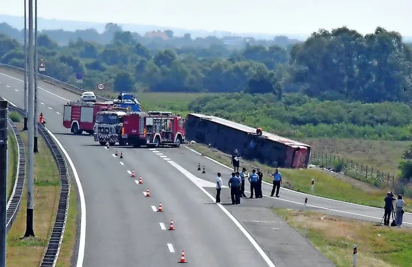 Avtobus na redni liniji Frankfurt-Priština je zdrsnil z avtoceste 
blizu Slavonskega Broda in se prevrnil.