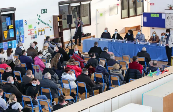 Na javni obravnavi so krajani Škofij nizali pomisleke in pripombe o razvoju kraja, kot ga je občina predvidela v osnutku prostorskega načrta.