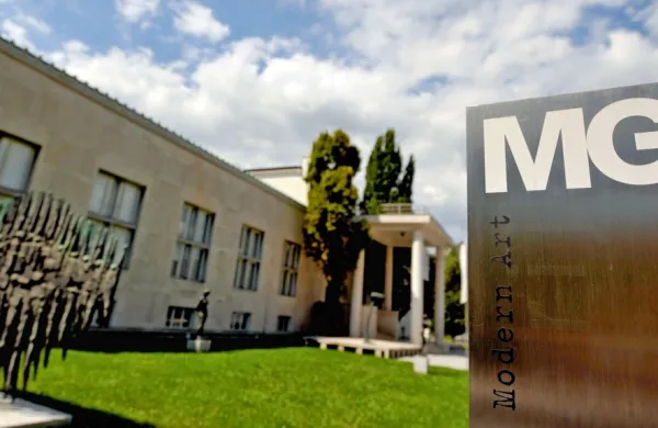 Zaposleni v Moderni galeriji so se na vlado in ministra za kulturo 
Vaska Simonitija obrnili z zahtevo po odstopu oz. razrešitvi 
direktorja Aleša Vaupotiča