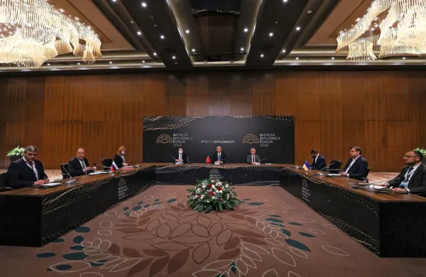 Pogovori zunanjih ministrov Ukrajine Dmitra Kulebe in Rusije 
Sergeja Lavrova v Turčiji niso prinesli napredka glede prekinitve 
ognja v Ukrajini.