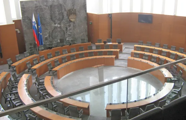 Transakcijske račune za financiranje kampanje pred  volitvami v 
državni zbor je odprlo 22 strank in list, ki se bodo potegovale za 
poslanske sedeže. 