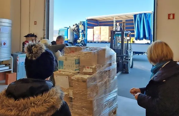 Na kamion s humanitarno pomočjo za Ukrajino so naložili hrano, 
sanitetni material in higienske pripomočke.