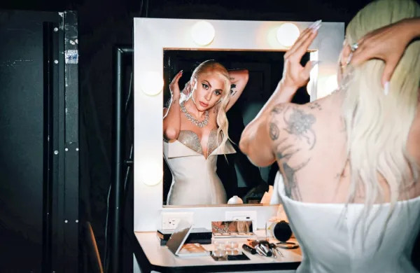 Lady Gaga na podelitvi nagrad Združenja filmskih igralcev (SAG), 
kjer je prejela nagrado  za glavno vlogo italijanske družabnice 
Patrizie Reggiani v drami Ridleyja Scotta Hiša Gucci.