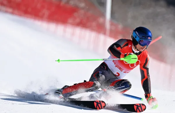 Henrik Kristoffersen je ubranil vodstvo v slalomskem seštevku.