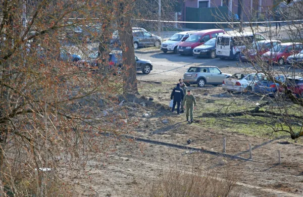 V Zagrebu je v četrtek malo po 23. uri zvečer na zemljo padel velik 
predmet, ki je povzročil glasen tresk in za seboj pustil ogromno 
luknjo.