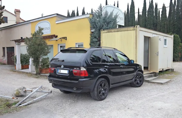 Domačini  so danes zjutraj  v bližini   koprskega   pokopališča  opazili  
italijanskega  BMW-ja, ob   njem  pa  policiste,  ki so  opravljali  
ogled.